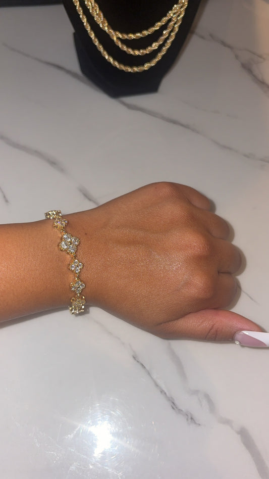 Gold clover bracelet